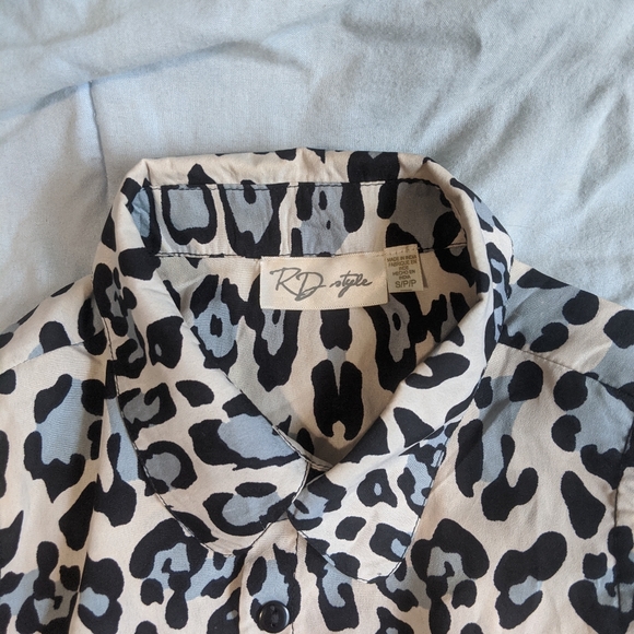 Stylish muscle collared button up - Picture 2 of 2